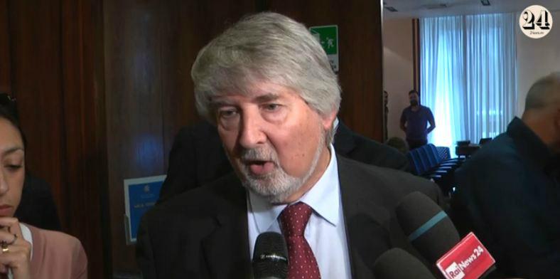 sole24ore's tweet photo. Dal 1° luglio per il #Durc basterà un clic: il ministro #Poletti spiega le novità http://t.co/B8JiN3jcOS http://t.co/fV7i0YsDnE