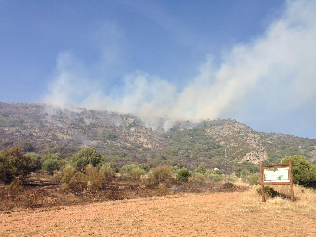 Estamos en la Sierra de Arroyo de San Serván en directo en @EnAbierto_CEX. Incendio que arrasa más de 15ha