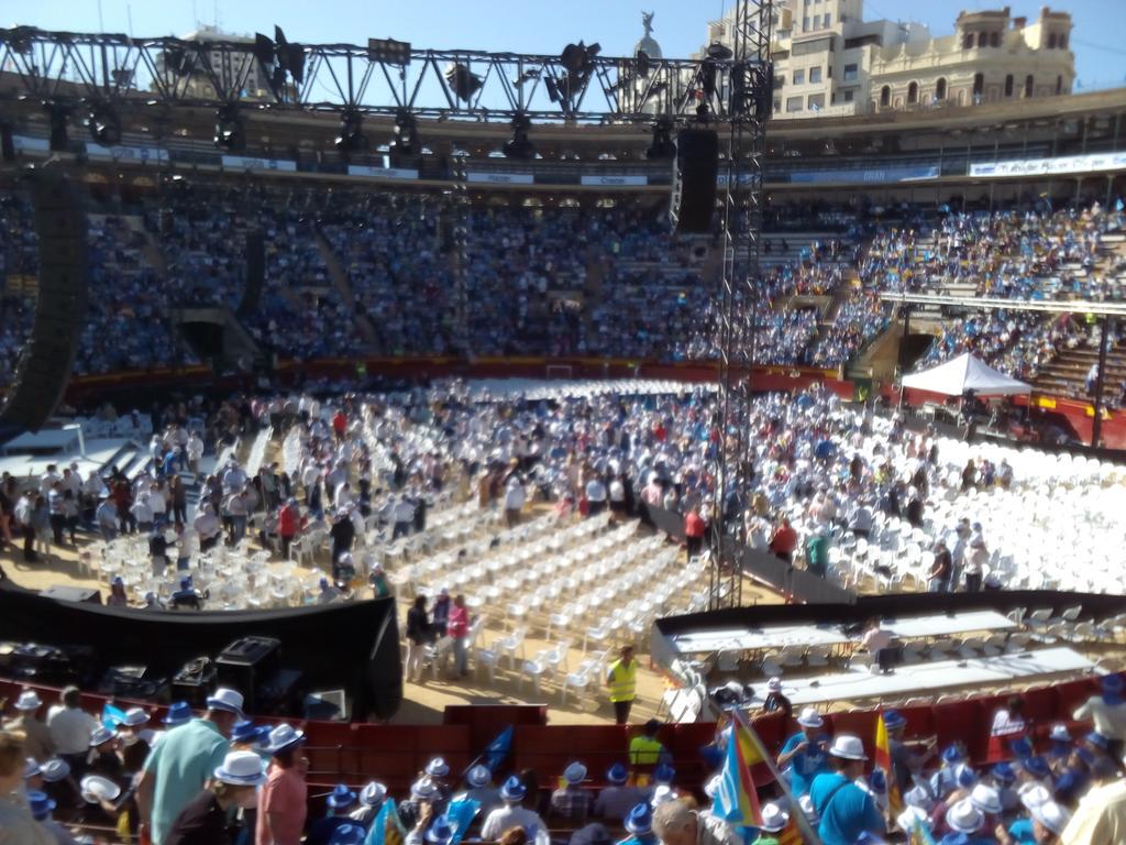 Ambient espectacular sense paraules, representacio xilxera al mitin en la plaça de Bous de valencia #PP #YosoyEspañol