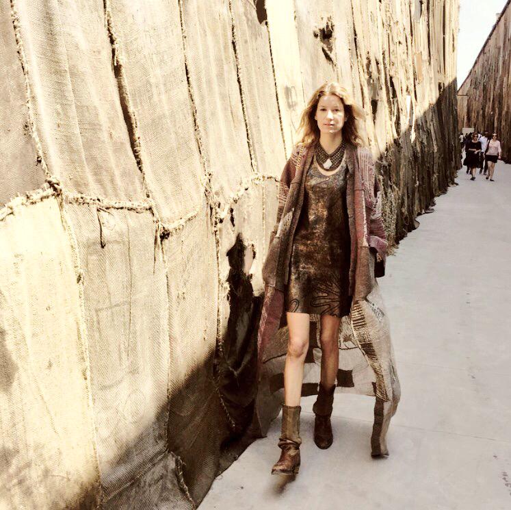 La artista Catalina Swinburn con kimono Tramando en la Bienal de Venecia #bienalvenecia2015 #Arsenale #Venecia