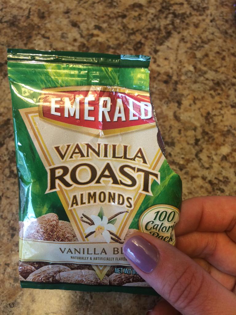 3DLashMagic's tweet image. Holy YUM! These things are good! #Almonds #Snack #Vanilla #Yummy