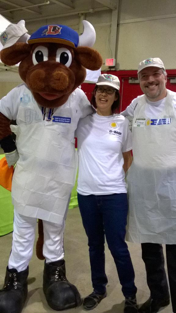 tinanelson31's tweet photo. Wool E Bull &amp; @BASFCorporation fighting hunger. #SortARama http://t.co/LXgg6e1RLG