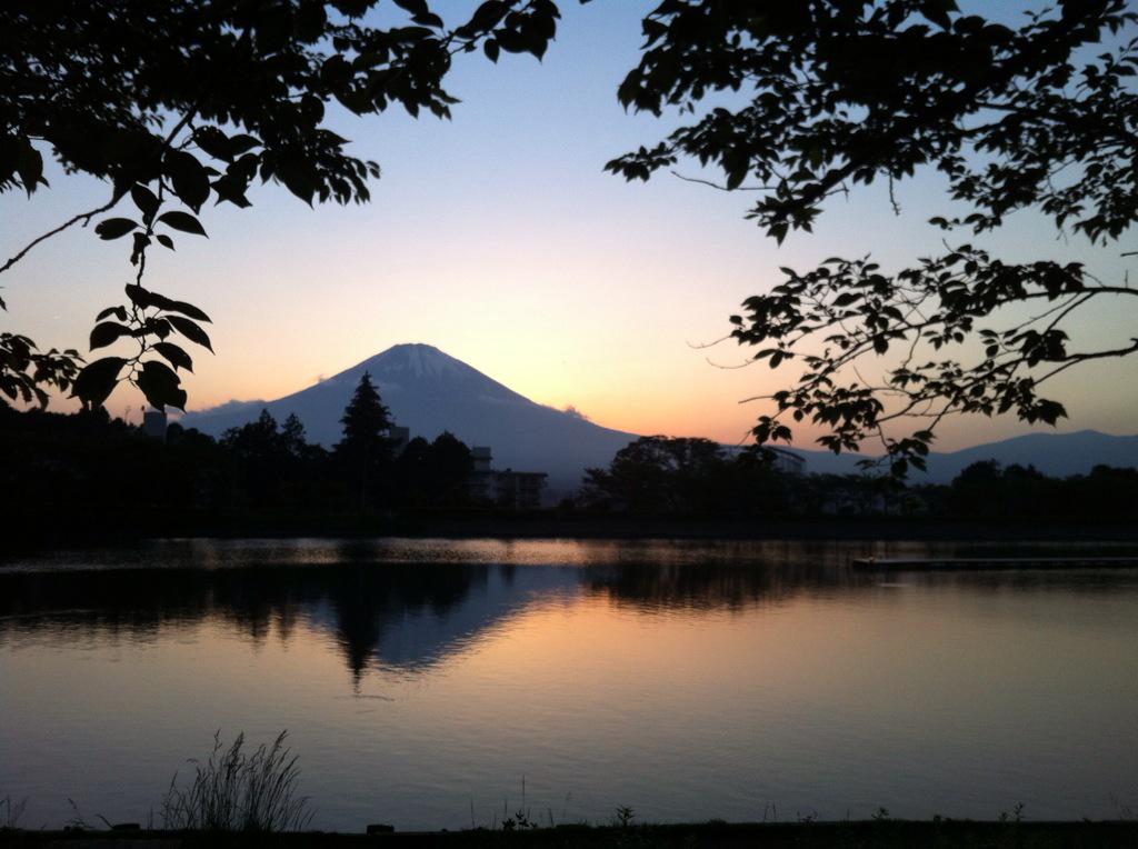 Namastececi's tweet photo. And good night Fuji San. #gr4camp @yis http://t.co/60bvUNlaet