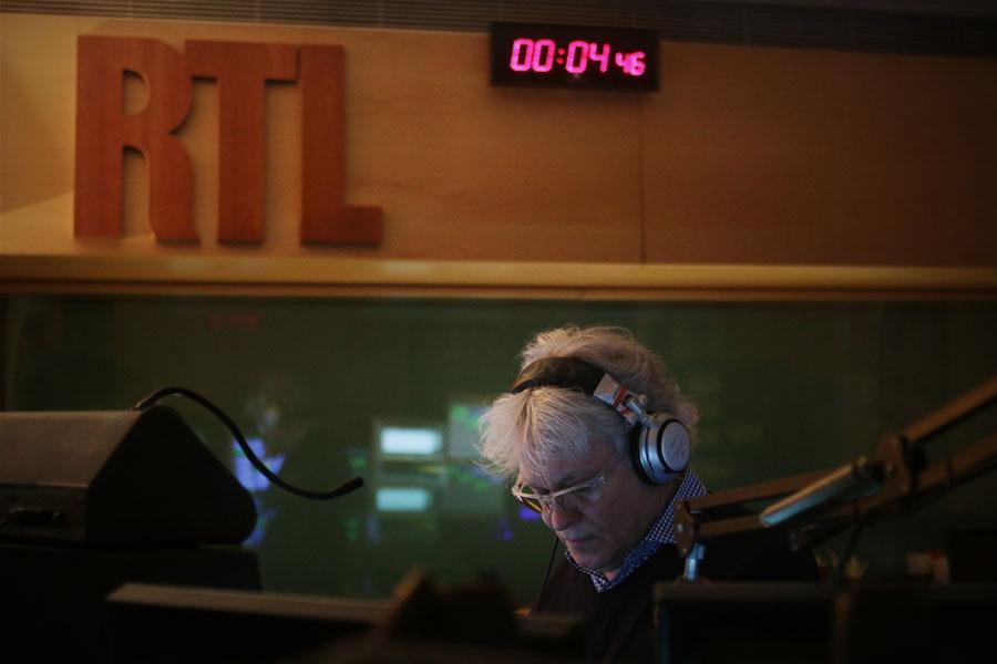Cette semaine, le reportage de @ManonMella vous fait voyager au bout de la nuit radiophonique rfi.my/1FE9VTp