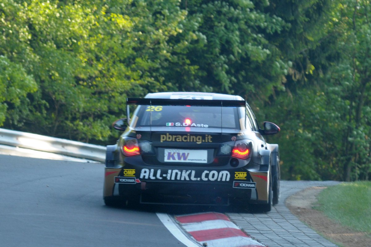 fotoscejas's tweet photo. #WTCC en Nürburgring. Clasificación. Misma curva, mismo piano, todos frenan, @pechito no. Así se liman décimas. http://t.co/YLY7gCws0x