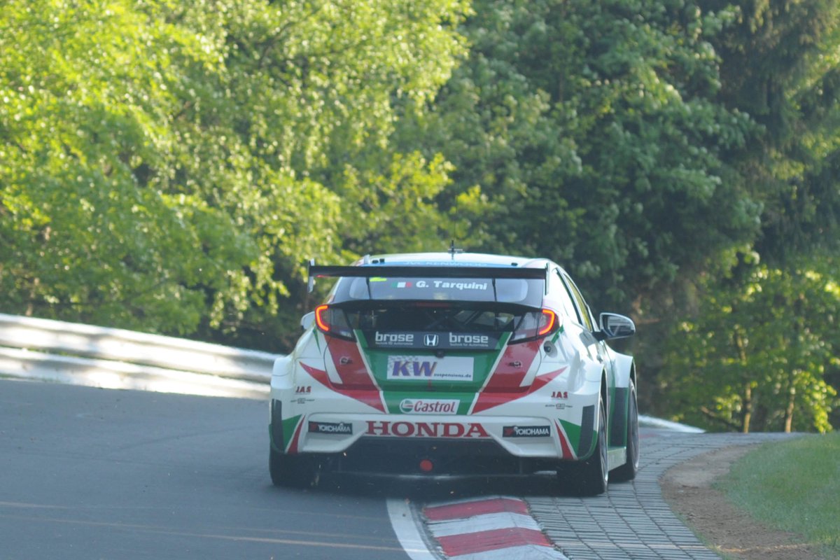 fotoscejas's tweet photo. #WTCC en Nürburgring. Clasificación. Misma curva, mismo piano, todos frenan, @pechito no. Así se liman décimas. http://t.co/YLY7gCws0x