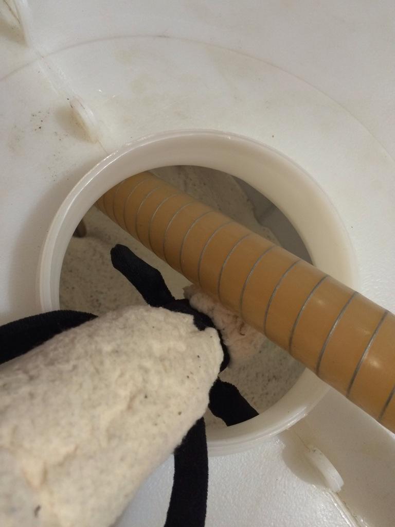 Shaun helping Ben racking off the #cider. No it's not a #sheep dip Shaun! <a href="/apple_countyco/">Apple County Cider</a> <a href="/visitwales/">Visit Wales 🏴󠁧󠁢󠁷󠁬󠁳󠁿</a> #denwye