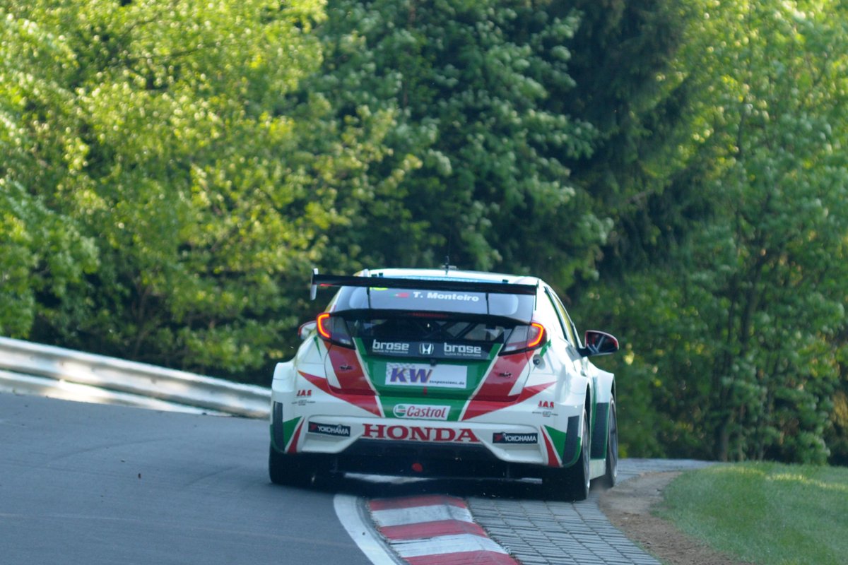 fotoscejas's tweet photo. #WTCC en Nürburgring. Clasificación. Misma curva, mismo piano, todos frenan, @pechito no. Así se liman décimas. http://t.co/YLY7gCws0x