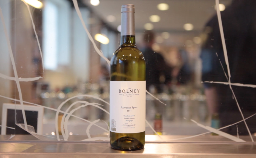 60secwine's tweet photo. @jane_parkinson reviews Autumn Spice, a fresh fruity white wine from @Bolneyestate http://t.co/77H3kERuFd http://t.co/z056m8BINe