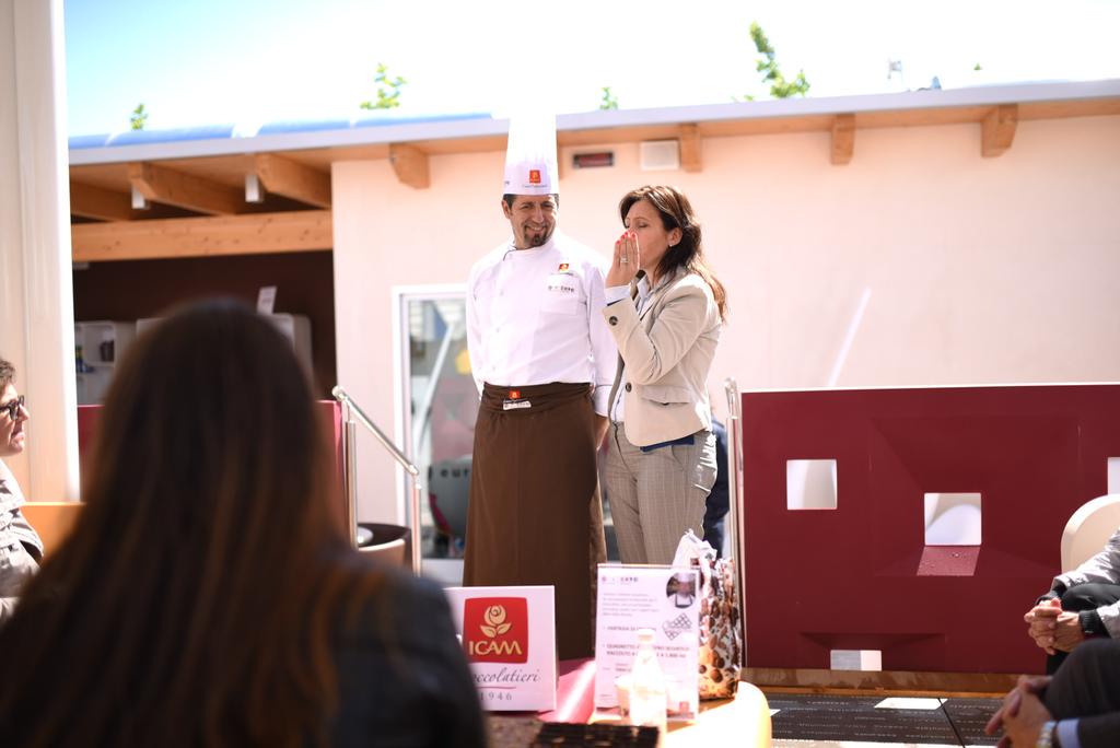 Expo2015Cocoa's tweet photo. Sul Roof Garden by @faceciok Stefano Colomb propone una gamma di praline al #Cioccolato by ICAM Linea Professionale! http://t.co/gMssx9lGtI