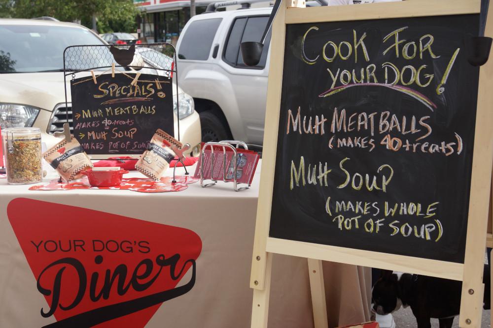 ROMPMagazin's tweet photo. Two dogs and Rachel's Diner is equivalent to happiness http://t.co/RCz2qK3zB7 #dogsoftwitter #eathealthy #meatballs http://t.co/G1kmE8j5P7