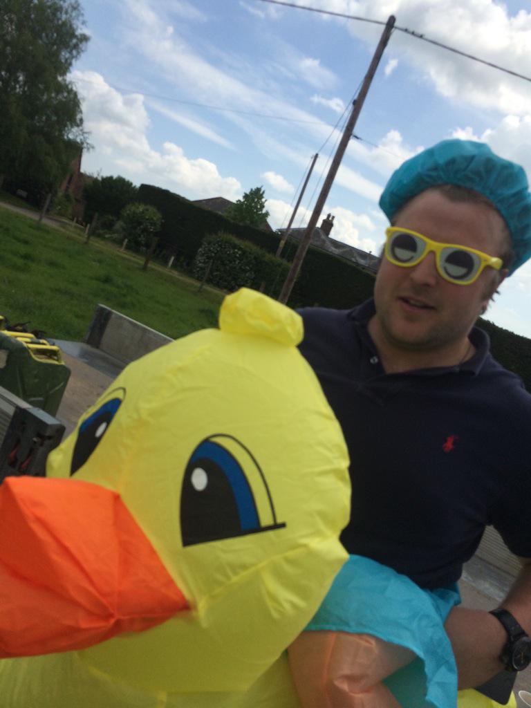 Feefo_Official's tweet photo. Fun @Feefo_Official with hovercrafts for team #notallworkworkwork #BMRTG #ITRTG http://t.co/SgeYe8myfI