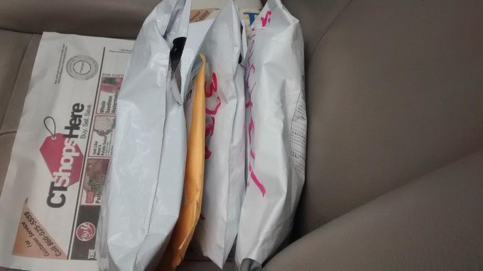 ON MY WAY HOME FROM POST OFFICE <3 GOT SOME PRESENTS TODAY, LOVE YOU GUYS!! xo TY http://t.co/MfRv6K