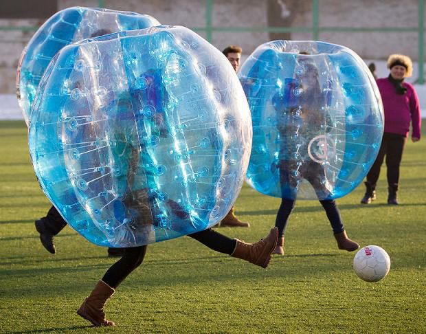 Opdnakker's tweet photo. Wil je lachen? Nieuw: #Bubbelvoetbal. Vanaf 30 mei 2015 legaal de tegenstander omverlopen.http://t.co/fi8qEQWB1s http://t.co/38Z8wOtqYv