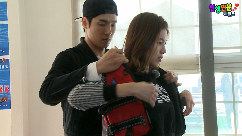 CSYB_Returns's tweet photo. 내일 오후 5시 40분! #천생연분리턴즈 #본방사수 준비 되셨나요><! 요트 데이트를 준비하는 일편단심 커플 #김동현 #소율! 그리고 새로운 조합 #강지섭 #장도연?! 멋짐돋게 구명조끼를 입혀주는 모습!! http://t.co/IAuUvltYIH