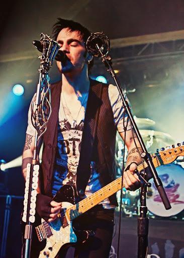   Happy birthday!!!! 
Adam Gontier gli hai fatto gli auguri?