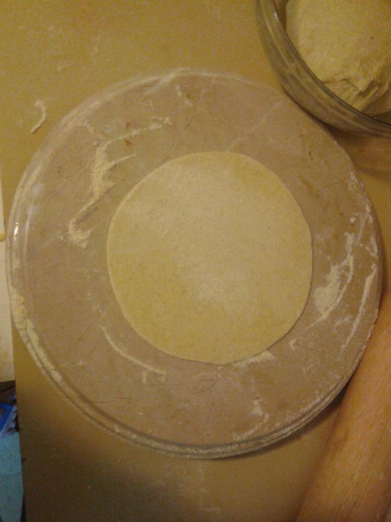 Bhavdeep411's tweet photo. Does shape really matter... big debate going on here. I say taste matters #roundroti #rotiisround #roti http://t.co/twwnFv2xi2