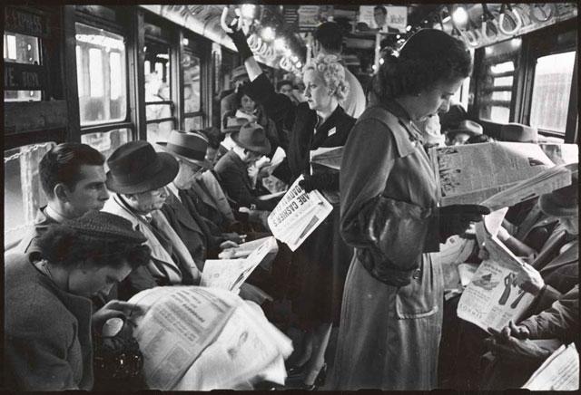 scottjohnson's tweet photo. Man, smart phones have really have turned us into mindless drones in public, haven’t they? http://t.co/4kA7vPpTps