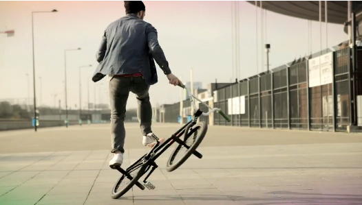 Frandroid's tweet photo. Le champion du monde de BMX flat 2013, Raphaël Chiquet, fera des démos ce soir au #BarDroid ! http://t.co/ywIw52FRAb
