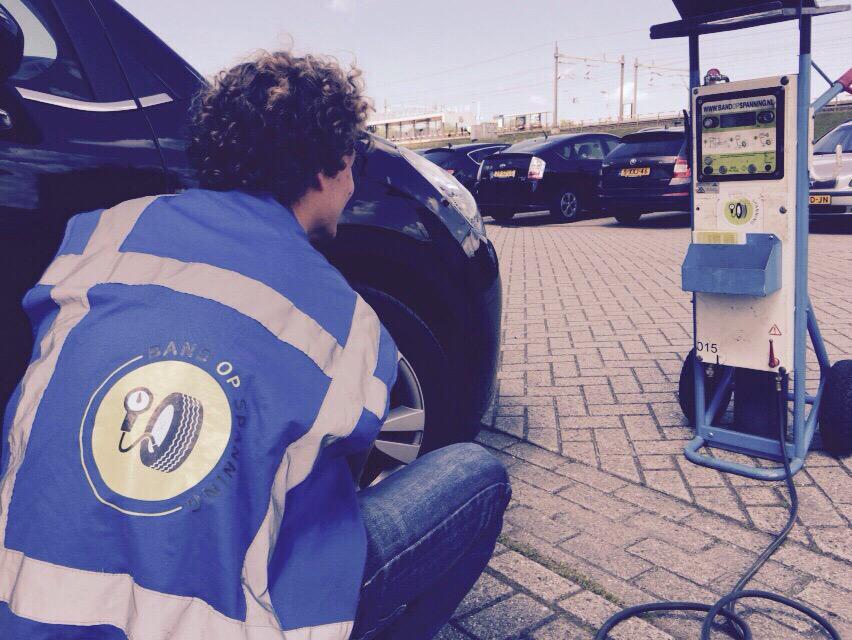 SEDays_2018's tweet photo. @bandopspanning brengt banden op spanning op de parkeerplaats #SED15 http://t.co/HczEIxzNLU