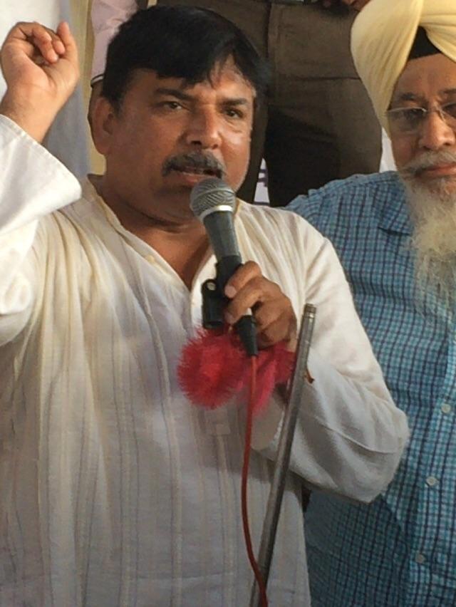 soniaraj2306's tweet photo. AamAadmiParty: फतेहगढ़ साहिब जी और लुधियाना में जगह-जगह जन-चेतना रैली के समर्थन में लोगों का हुजूम। 3/3 http://t.co/2H0rLmLI9S