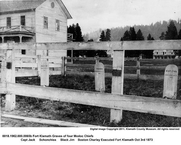 KlamathCoMuseum's tweet image. Do you know why these graves are at #FortKlamath? #History #ModocWar #KlamathCounty