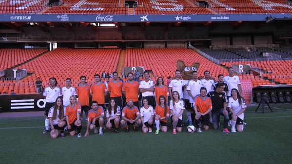 valenciacf_vale's tweet photo. Els guanyadors del concurs @busVCFestrella disfruten d'una experiència única en Mestalla http://t.co/lLUaGzNmHx http://t.co/Um9JgBPTwK