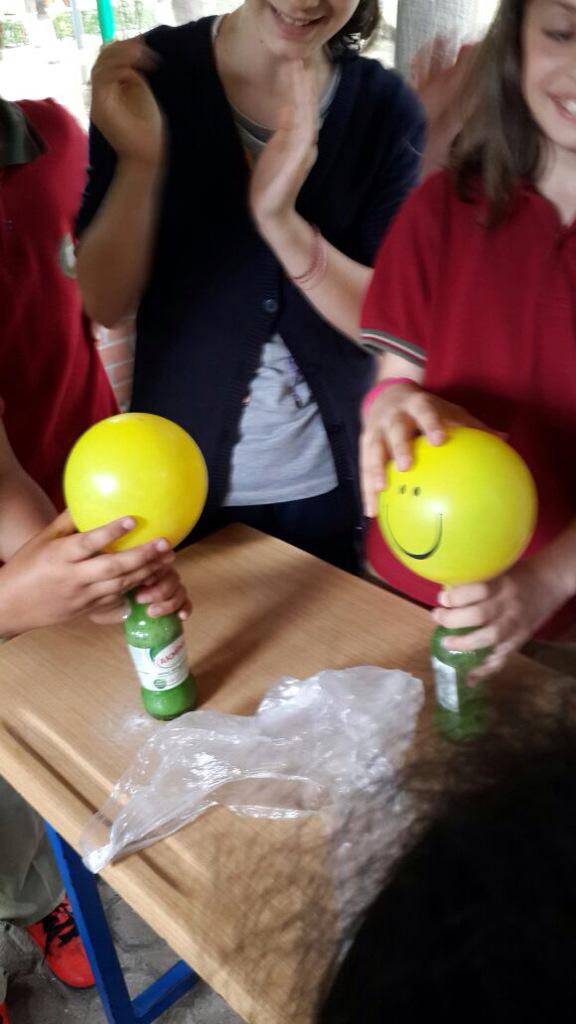 aysegulkinik's tweet photo. İAU Eğitim Fakültesi öğrencileri Bakırköy Belediye parkındaki çocuklara bilimle dolu bir gün yaşattı http://t.co/s4n3yb3woj
