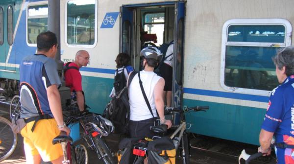 E mentre l'Europa sale in treno con la bici, l'Italia resta ancora in stazione a guardare bit.ly/1ElGkHl