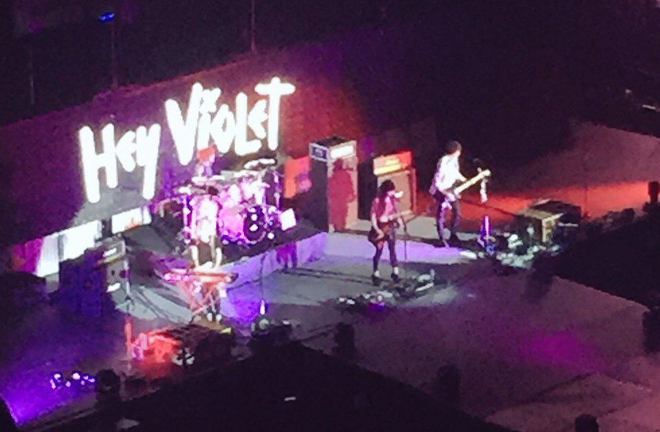njvw_'s tweet photo. Thanks for the amazing show yesterday! Had a great time @HeyViolet ❤ http://t.co/vcIiwgtuGP
