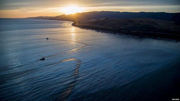 8 реки в океане. Фото спокойного океана пляж Санта Барбара. Пролив нефти в океане. С реки можно попасть в океан. Река погибает остров и выходит в океан.