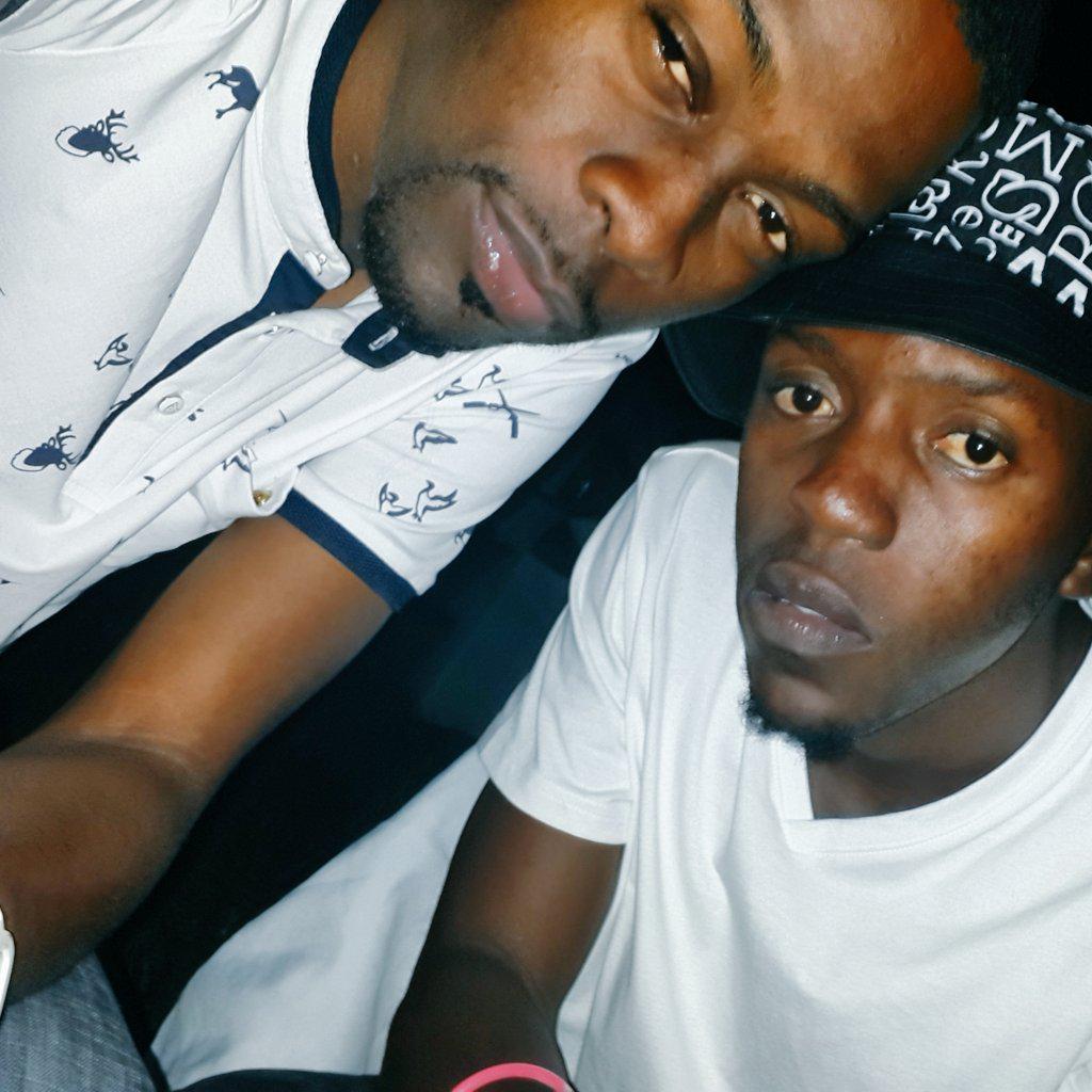 ecaa5a35702c461's tweet photo. Gunners and b $ w party http://t.co/UEoB5xBCiq