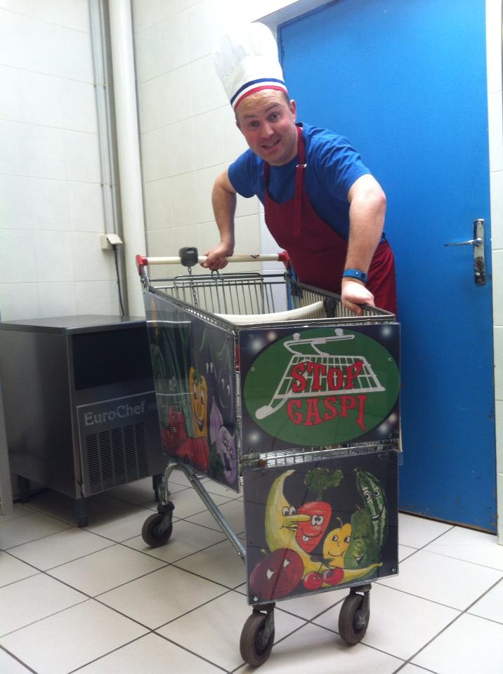 chitcatt10's tweet photo. Notre cuisinier en pleine préparation stop gaspi http://t.co/eSZuQrufQD