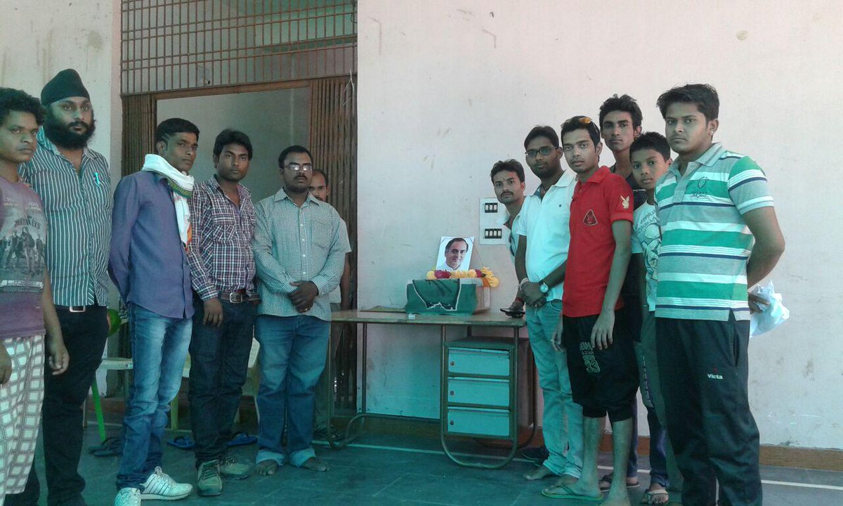 HARIBHOOMI's tweet photo. आज सीतापुर में युवा कांग्रेस एवं NSUI द्वारा स्‍व. श्री राजीव गांधी को श्रद्धांजली दी गयी ....... http://t.co/YV8b1Qon8H