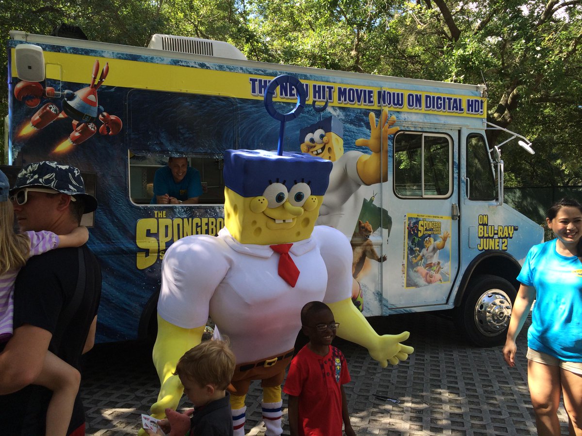 ZooTampa's tweet photo. Making a splash with @SpongeBobTour until 12:30 today! #SpongeOutOfWater #Invincibubble http://t.co/m02BPZlNC4