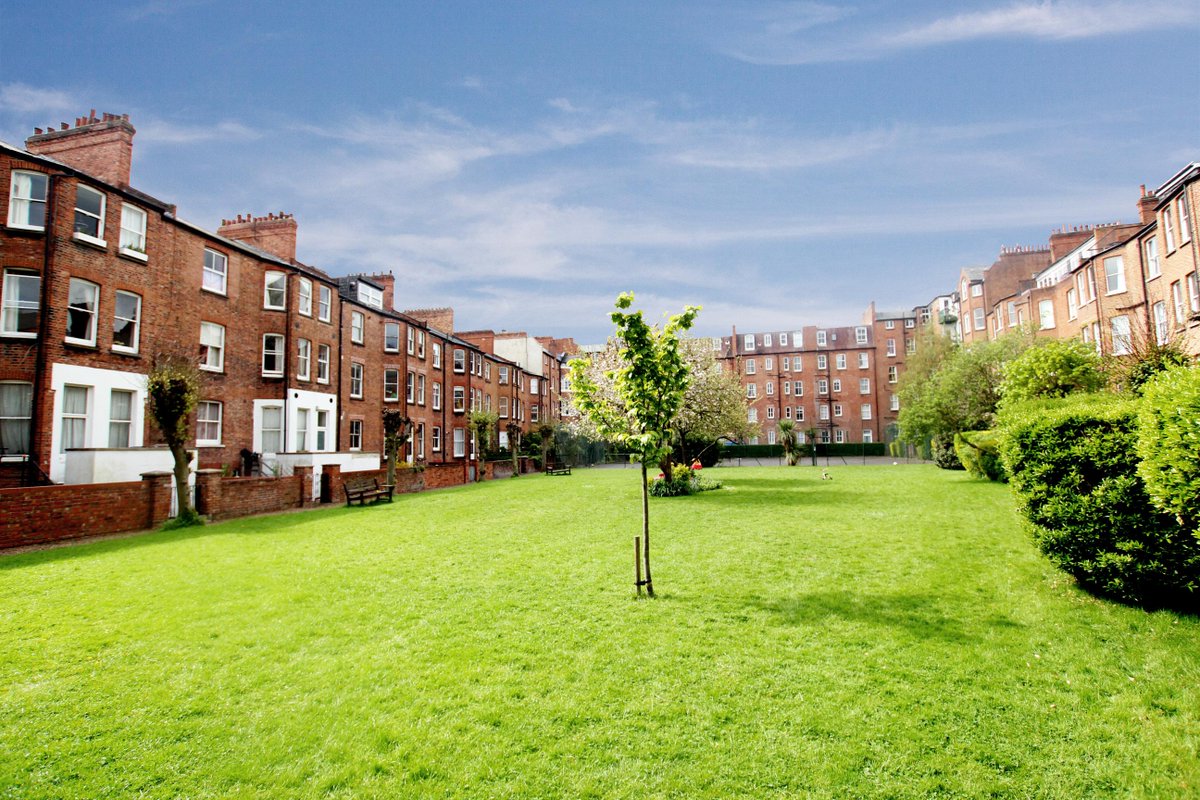 RoseEstates's tweet image. Stunning 6 bed home with garden and use of tennis court. 2 receptions, media room, gym and driveway#londonproperty