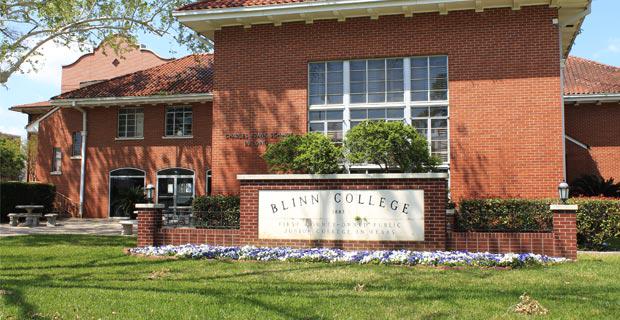 Campus Police Intimidate Student Over Her Anti-Obama &amp; Pro-Gun Signs bit.ly/1Hw2gUP #freespeech #tcot