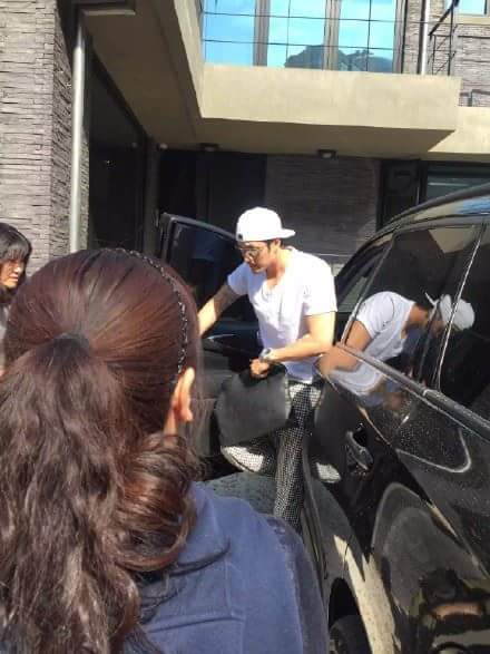 [Update ] 21052015 Fans met So Ji Sub in front of 51k office ( cr : Weibo / IG)