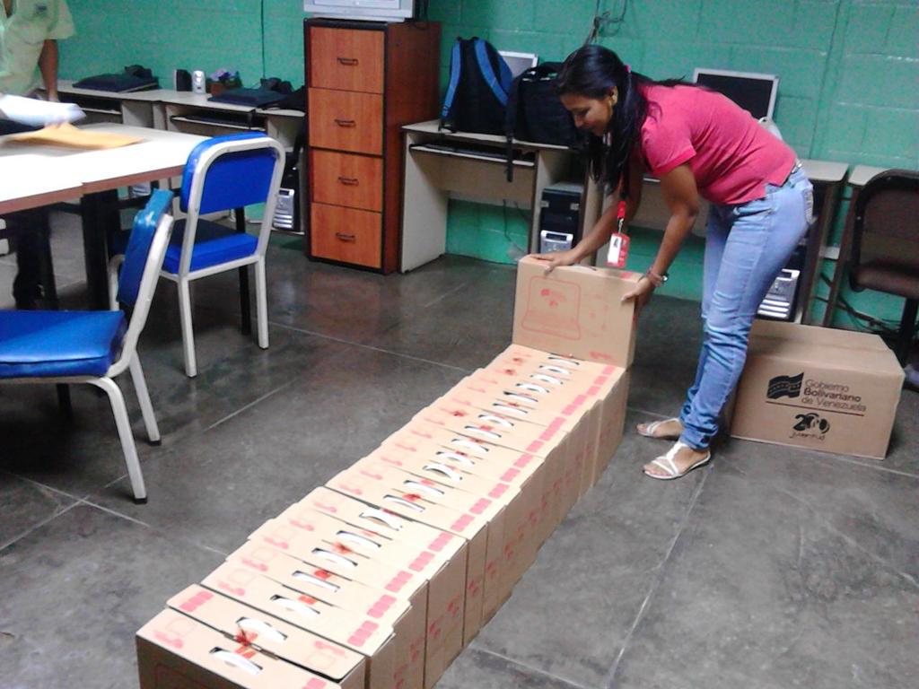fundabitguaric2's tweet photo. #4AñosDandoLaBatallaEnRedes Tutoras CBIT revisan 167 equipos Canaima para su entrega a niñas/os en Chaguaramas http://t.co/VJuY76YMNv