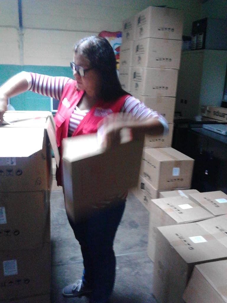 fundabitguaric2's tweet photo. #4AñosDandoLaBatallaEnRedes Tutoras CBIT revisan 167 equipos Canaima para su entrega a niñas/os en Chaguaramas http://t.co/VJuY76YMNv