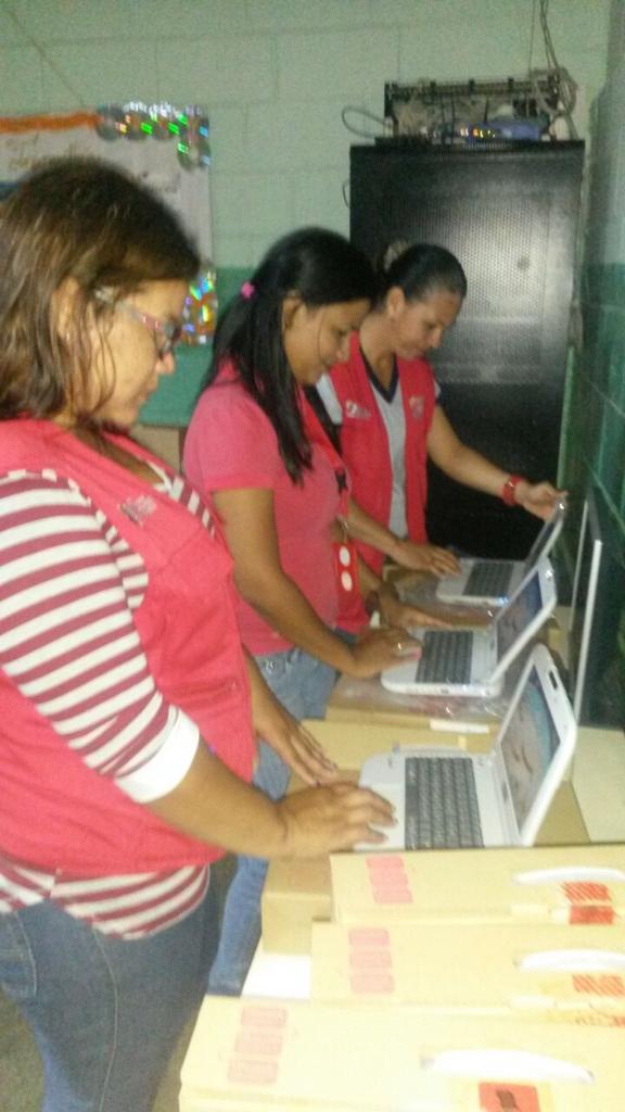 fundabitguaric2's tweet photo. #4AñosDandoLaBatallaEnRedes Tutoras CBIT revisan 167 equipos Canaima para su entrega a niñas/os en Chaguaramas http://t.co/VJuY76YMNv