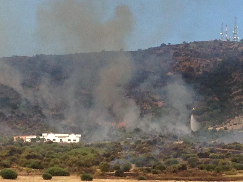 OJO:
Incendio en la sierra de Arroyo de San Servan. Foto vía <a href="/FLXSNCHZ/">FELIX SANCHEZ</a>.