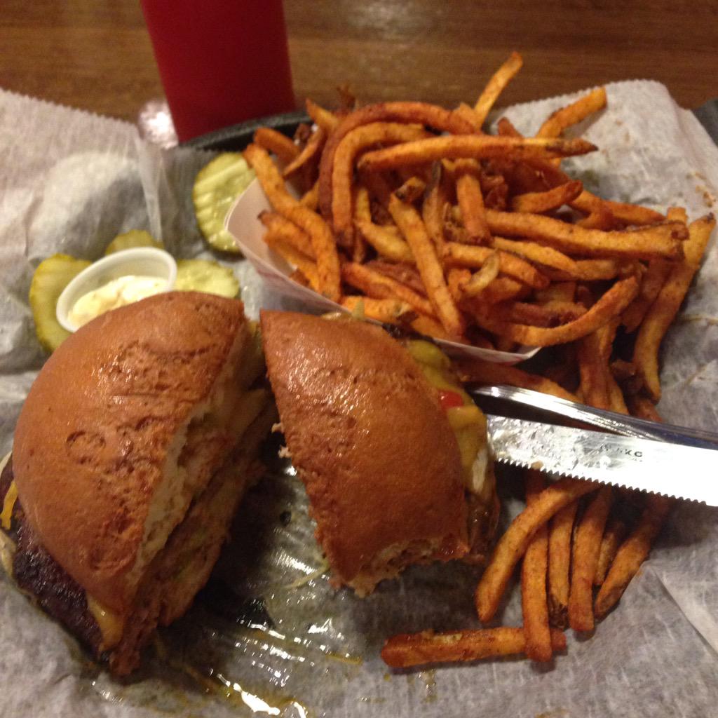 GFbritt's tweet photo. @LoveDirtyburger not only has the best burgers and fries but they are  #glutenfree. Seriously amazing! #yum http://t.co/rTTSCTwQaB