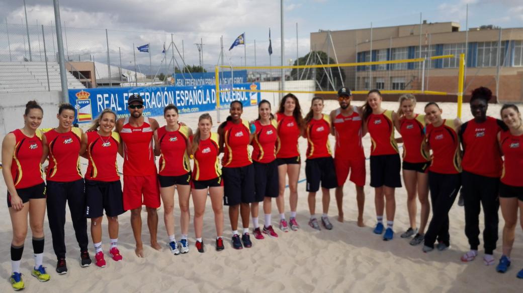 JuanAlonsoESP's tweet photo. @RFEVB la selección española femenina de voleibol @VoleyFemAbs con Pablo Herrera y Adrián Gavira @HerreraGavira Lorca http://t.co/wGkttiohq1