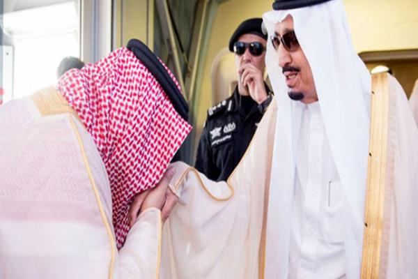ajlnews's tweet photo. للمرة الأولى منذ توليه الحكم.. خادم الحرمين يزور جدة

http://t.co/3fBc9QsRu9

#خادم_الحرمين_يزور_جدة

- http://t.co/WzWgJmc2xD