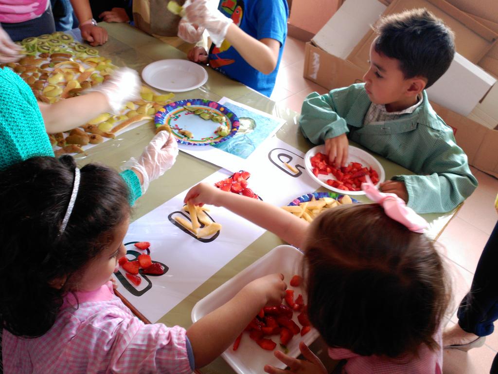 crafloridaduero's tweet photo. Alumn@s de INF y PRI creando retrato de #VanGogh #FrutasYVerduras #Castronuño #ComidaYArte @educacyl @cfievalladolid http://t.co/aqJCjhS2bO