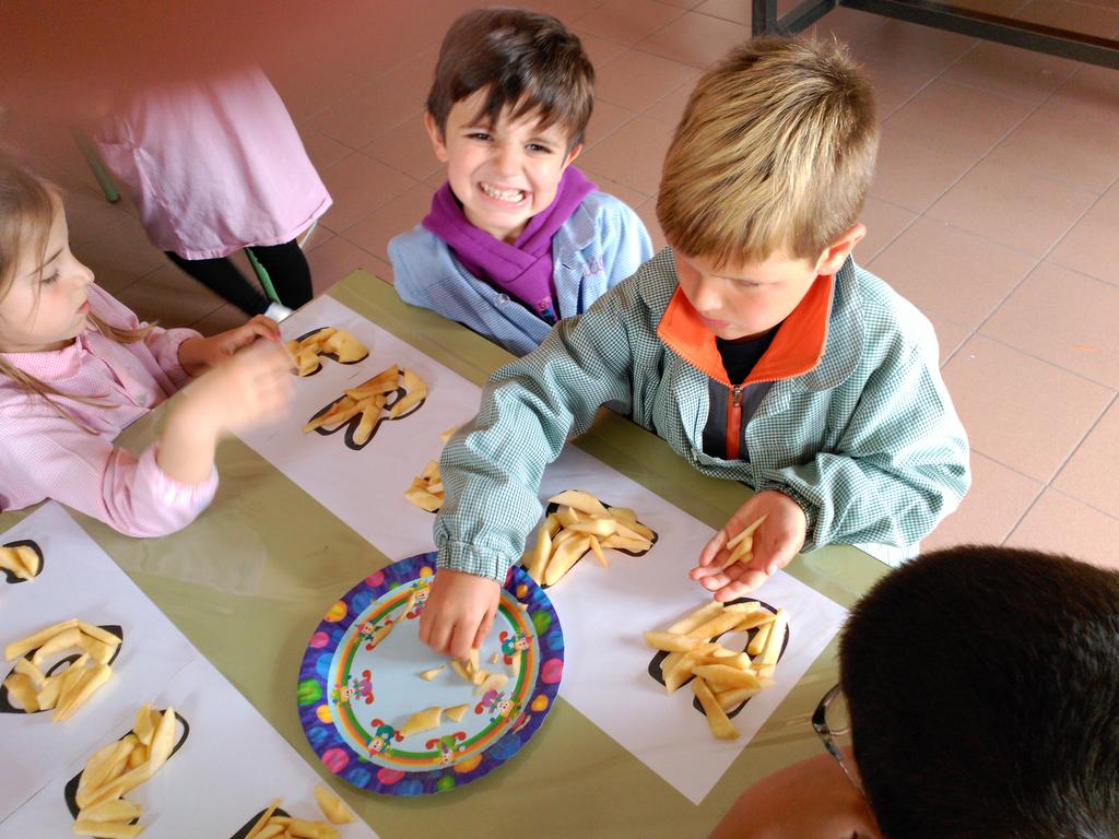 crafloridaduero's tweet photo. Alumn@s de INF y PRI creando retrato de #VanGogh #FrutasYVerduras #Castronuño #ComidaYArte @educacyl @cfievalladolid http://t.co/aqJCjhS2bO