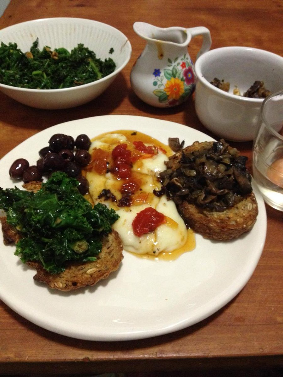 D4DonnaGoldman's tweet image. #yanni#grillingcheese, toasted #grainbread, #sautéed #kale, #mushrooms&amp;amp;onions, #apricot&amp;amp;orange#marmalade #sauce