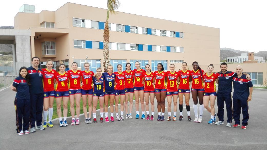 JuanAlonsoESP's tweet photo. @RFEVB la selección femenina voleibol @VoleyFemAbs continúa su preparación en el Centro Int. de Voley Playa de Lorca http://t.co/jYZqToAdee