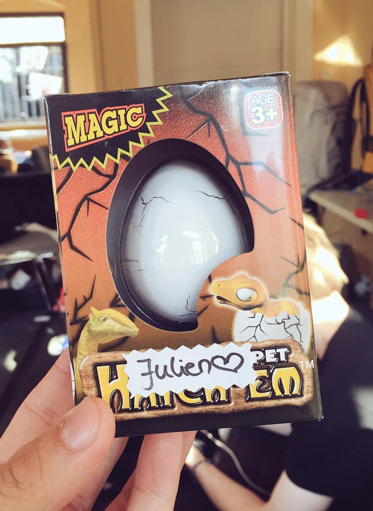Julien_Bam's tweet photo. Habe nen kleinen 🐲 bekommen! ❤️ Danke für eure Dragon Presents und allen anderen freshen Dingen! :) http://t.co/HRc5NJgKD3
